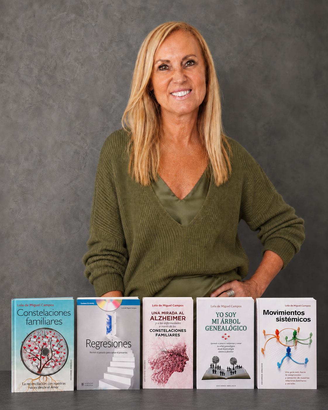 Lola de Miguel Campos con sus libros
